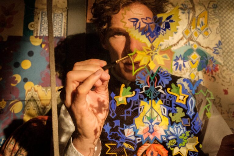 Benedict Cumberbatch as Louis Wain painting colorful cats.