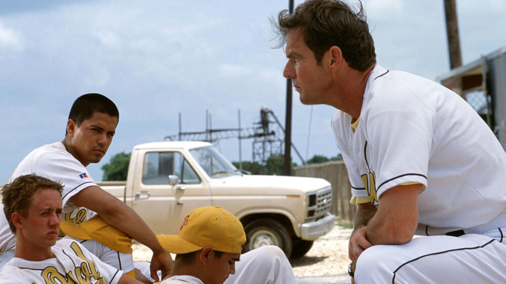 Dennis Quaid as coach in "The Rookie" baseball movie, with players.